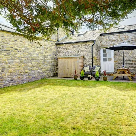 Kist Accommodates - Red - Close To The Races * Catterick Bridge