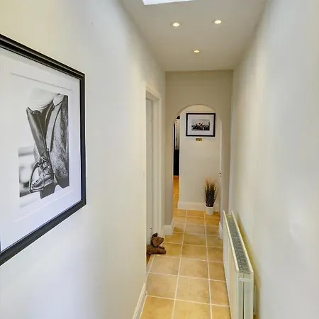 Kist Accommodates - Red - Close To The Races Holiday home *